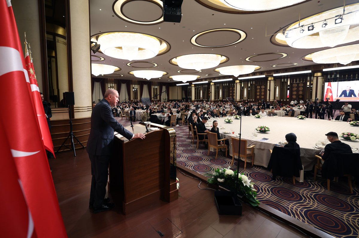 Bu akşam Milletin Evi’nde genç kardeşlerimi misafir etmekten, gençlerimizle iftar sofrasında bir araya gelmekten büyük memnuniyet duydum.

Soframızı bizimle paylaşan; coşkusu, enerjisi, ümidiyle bize güç ve ilham veren kıymetli öğrencilerimize yürekten teşekkür ediyorum.