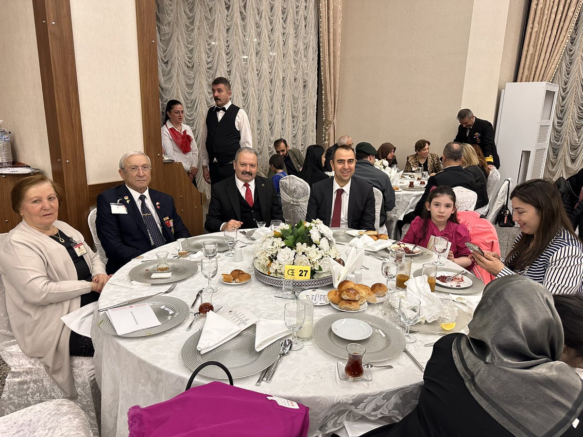 alitilkici38's tweet photo. Milli Savunma Bakanlığımızın @tcsavunma düzenlediği şehit ailelerimiz Gazilerimiz ve ailelerin katıldığı iftar proğramına #UzmanÇavuş’ları temsilen katıldık.
Sayın Bakanımıza ve Değerli Komutanlarımıza  camia adına teşekkür ederim
Kahramanların tüm sorun mağduriyetlerini birlikte çözeceğiz.
Vatan için Can Verenin Kan verenin mağduriyeti olmaz olmayacak🇹🇷