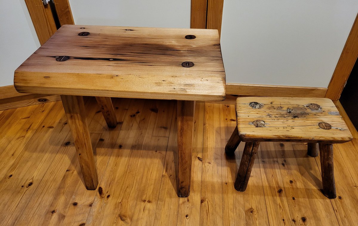 Iso ja pieni entisöity - tai korjailtu. Isomman jakkaran päällä lienee ollut separaattori ja pieni on lypsyjakkara. Mitähän ne kertoisivat, jos osaisivat. Onneksi on #kansalaisopisto, jossa voi vähän tuunailla ja luoda uuttakin. #entisöinti #vanhattavarat #kalusteet #itetein