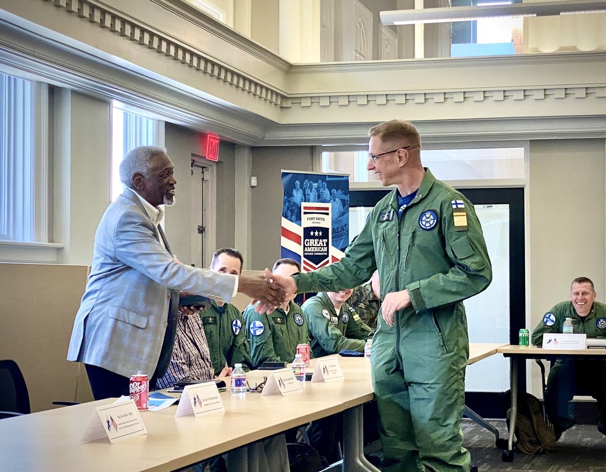 FinnishAirForce's tweet image. The Finns received a warm welcome in Fort Smith. The local community is looking forward to the arrival of the Finnish training group in town.

#ilmavoimat #F35hanke #F35Programme #F35 @188thW @FtSmithARK @ftsmithchamber @theF35JPO