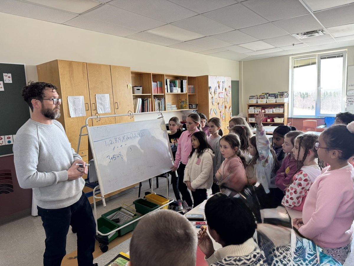 TEC_6650's tweet image. Yesterday Mr. Ryan came into Mrs MacLellan’s Grade 2/3 class to do a Building Thinking Math Task. Students were working together to create expressions.
#SRCEMarchIsMathMonth