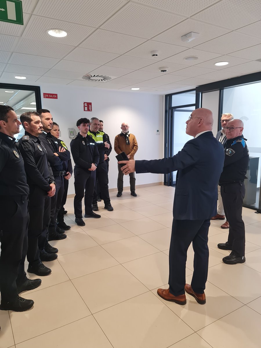 Hoy hemos vuelto a visitar las instalaciones de la Policía Portuaria de Algeciras, esta vez con los alumnos del curso de Capacitación para Oficiales.
Gracias como siempre por la acogida.