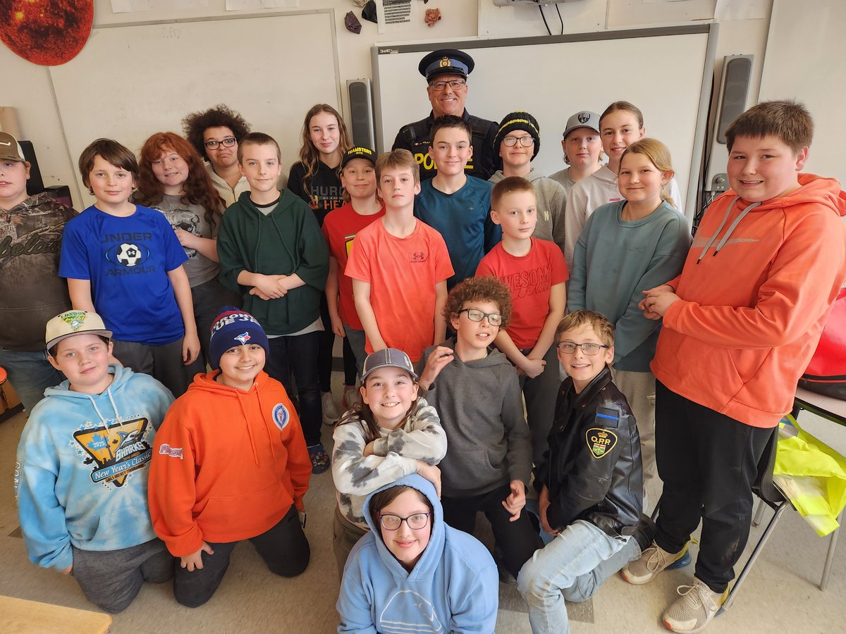 OPP_WR's tweet photo. #HuronOPP Community Engagement Officer Constable Soldan visited the grade 6/7 class at #Seaforth public school to discuss #bullying , #internet safety, and #bicycle safety. At least one student has his sights set on a career in policing already! #OPP #communityengagement @yourschools @HuronEast @SeaforthPublic https://t.co/MKfiSBV1nQ #huroncounty ^cs.
