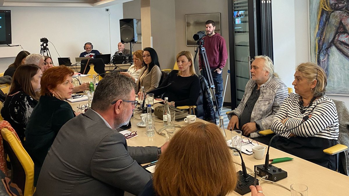 CentarOnline's tweet photo. 💬 Potrebna nam je sinergija i saradnja svih partnera, sindikata, organizacija civilnog društva, poslodavaca, u zaštiti ljudskih prava u biznisu - okrugli sto u Zrenjaninu „Dužna pažnja u lancu snabdevanja: Šta to znači za radnike/ce u Srbiji?“ #ljudskaPrava #radnaPrava #GIZ #IGS https://t.co/Y2oxmQUkQy