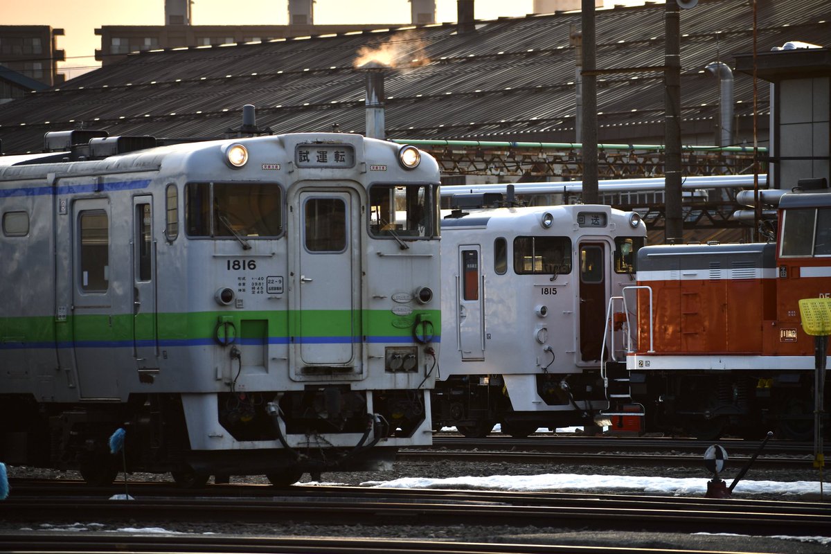 extra_car21's tweet photo. 25/03/25 苗穂工場→運転所出場
ｷﾊ40 1815[南ｲｻ.白色(冬)･全検]
牽引 ｷﾊ40 1816+ｷﾊ40 302 https://t.co/hL0lTlfoLf