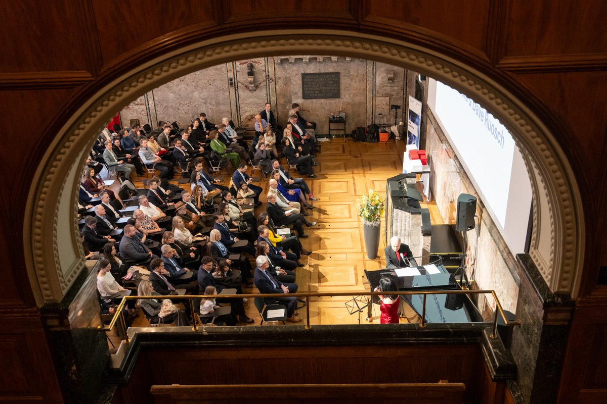 emba_uzh's tweet image. Graduation Ceremony: 59 EMBA UZH graduates, alongside their families and friends, came together to the grand Aula of the University of Zurich to receive their well-earned diplomas and celebrate this remarkable achievement.
Read more: emba.uzh.ch/de/aktuelles/G…
#UZH
