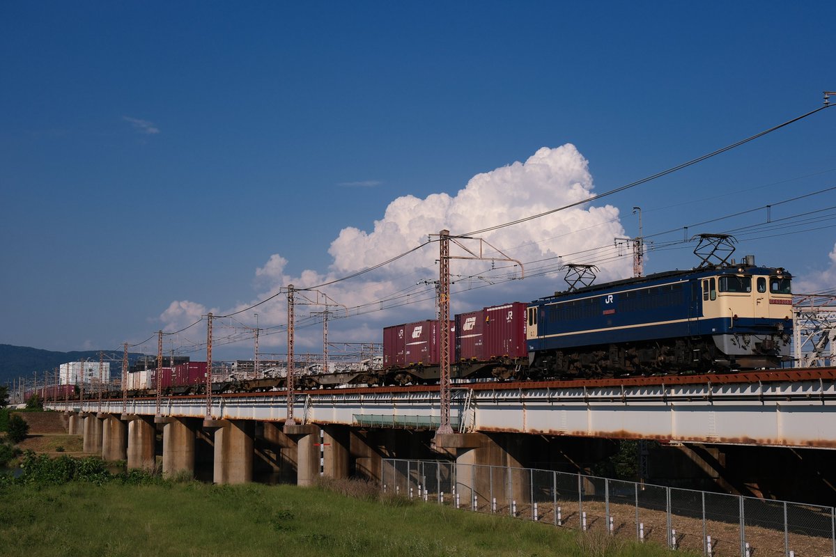 Gun1090's tweet photo. 最後の東海道PF貨物として名を馳せた5087レ、冬〜春先にかけての大遅延連発はもはや日���でしたが、案外夏は遅れない列車でした。
この時は夏真っ盛りの7月に3時間遅れでやってきました。南西に走る桂川橋梁でも側面に光線が回る時間帯です。入道雲もしっかり立ち上がっており、今でも満足の1枚です。 https://t.co/7EUte78JAT