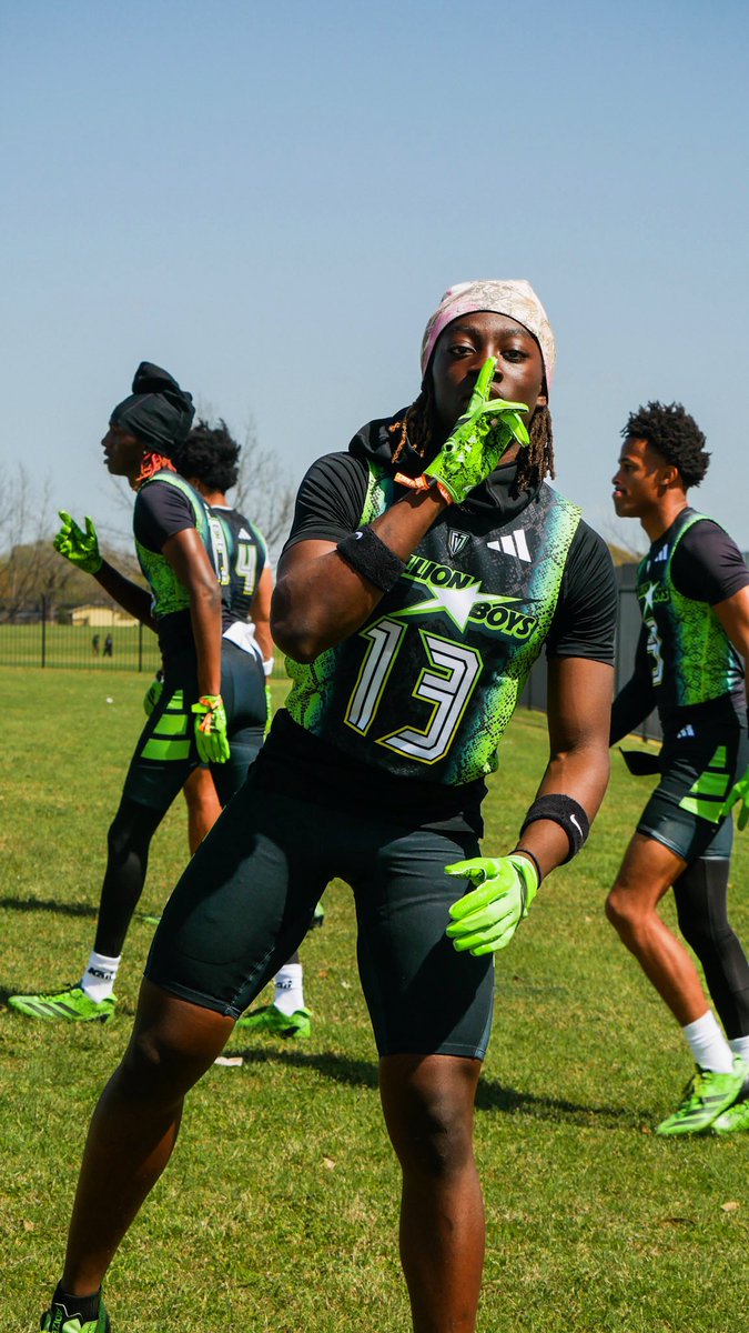 DorianLaw27's tweet image. Bro crashed out like that was gon’ unlock they routes. We had Level82 running routes to nowhere. Energy switched real quick when they couldn’t get separation. @overtime 
#BoxedUp #SilentCoverage #CrashReportFiled #7v7AintTackle #StrapsMakeYouDoThings