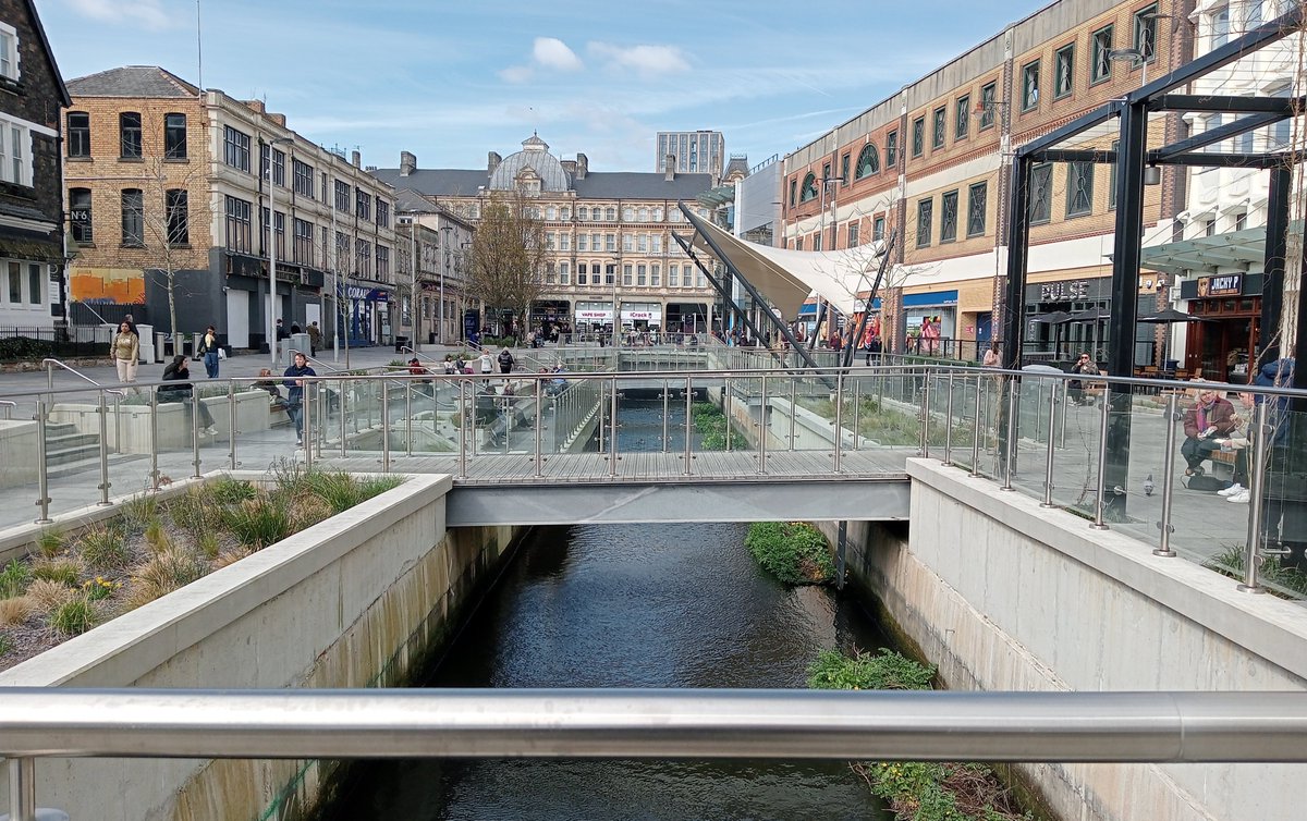 drneilharris's tweet photo. This public realm scheme in Cardiff gets a lot of criticism but it is working well as a place to stop, sit, dwell. Reconnects Cardiff with it's blue infrastructure. Some gradual signs of regeneration too #Cardiff #DockFeeder #BlueInfrastructure https://t.co/hxTPeAWH84