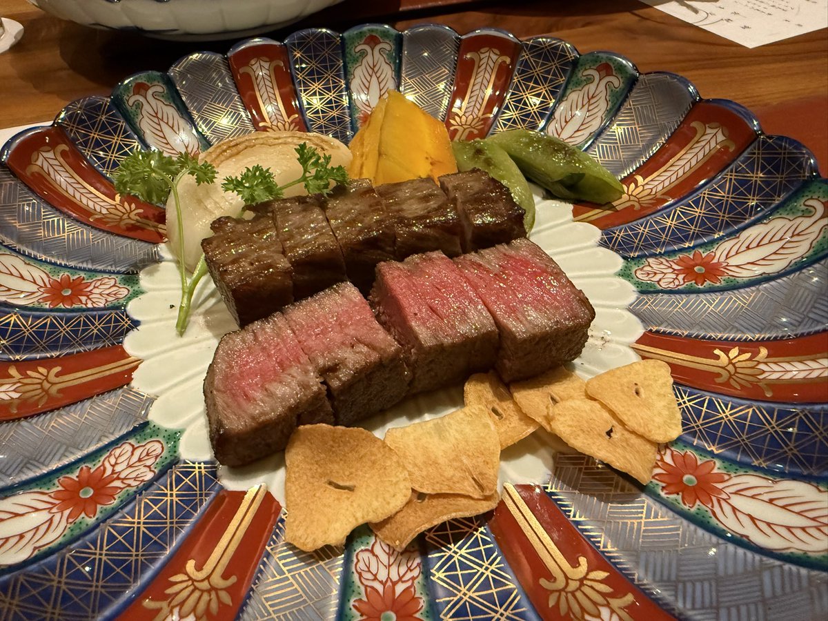 sandarunosuke's tweet image. この前いただいたエビのポタージュスープがいい匂いでなめらかでじわーっとしあわせが体に染み込んでいくような、なんというかすんごいおいしかった…🥰
スープでこんなにおいしい思いをして良いのかしらって頬をつねっていたら、エビ本体も立派でした✨️