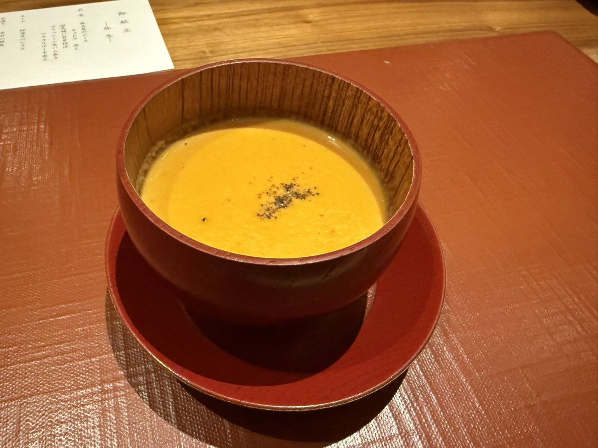 sandarunosuke's tweet image. この前いただいたエビのポタージュスープがいい匂いでなめらかでじわーっとしあわせが体に染み込んでいくような、なんというかすんごいおいしかった…🥰
スープでこんなにおいしい思いをして良いのかしらって頬をつねっていたら、エビ本体も立派でした✨️