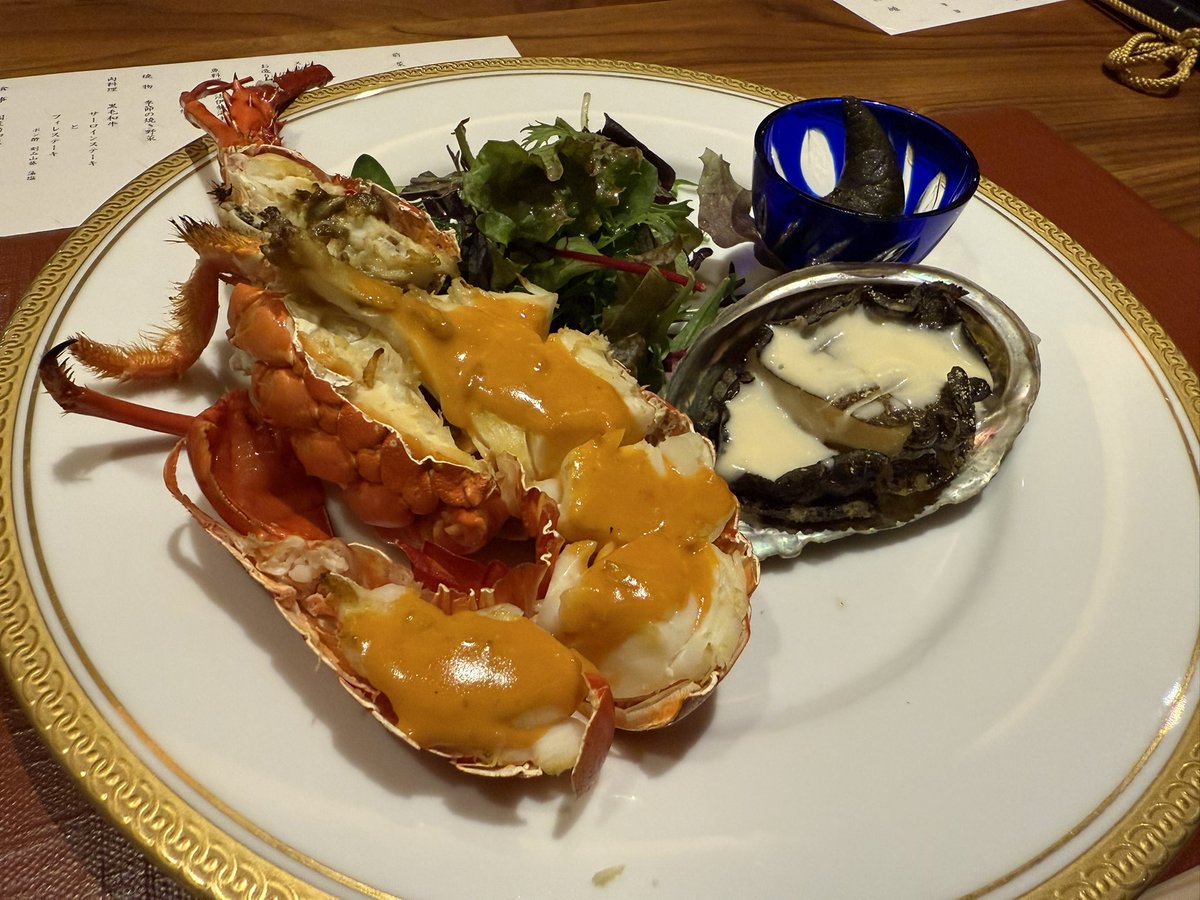 sandarunosuke's tweet image. この前いただいたエビのポタージュスープがいい匂いでなめらかでじわーっとしあわせが体に染み込んでいくような、なんというかすんごいおいしかった…🥰
スープでこんなにおいしい思いをして良いのかしらって頬をつねっていたら、エビ本体も立派でした✨️