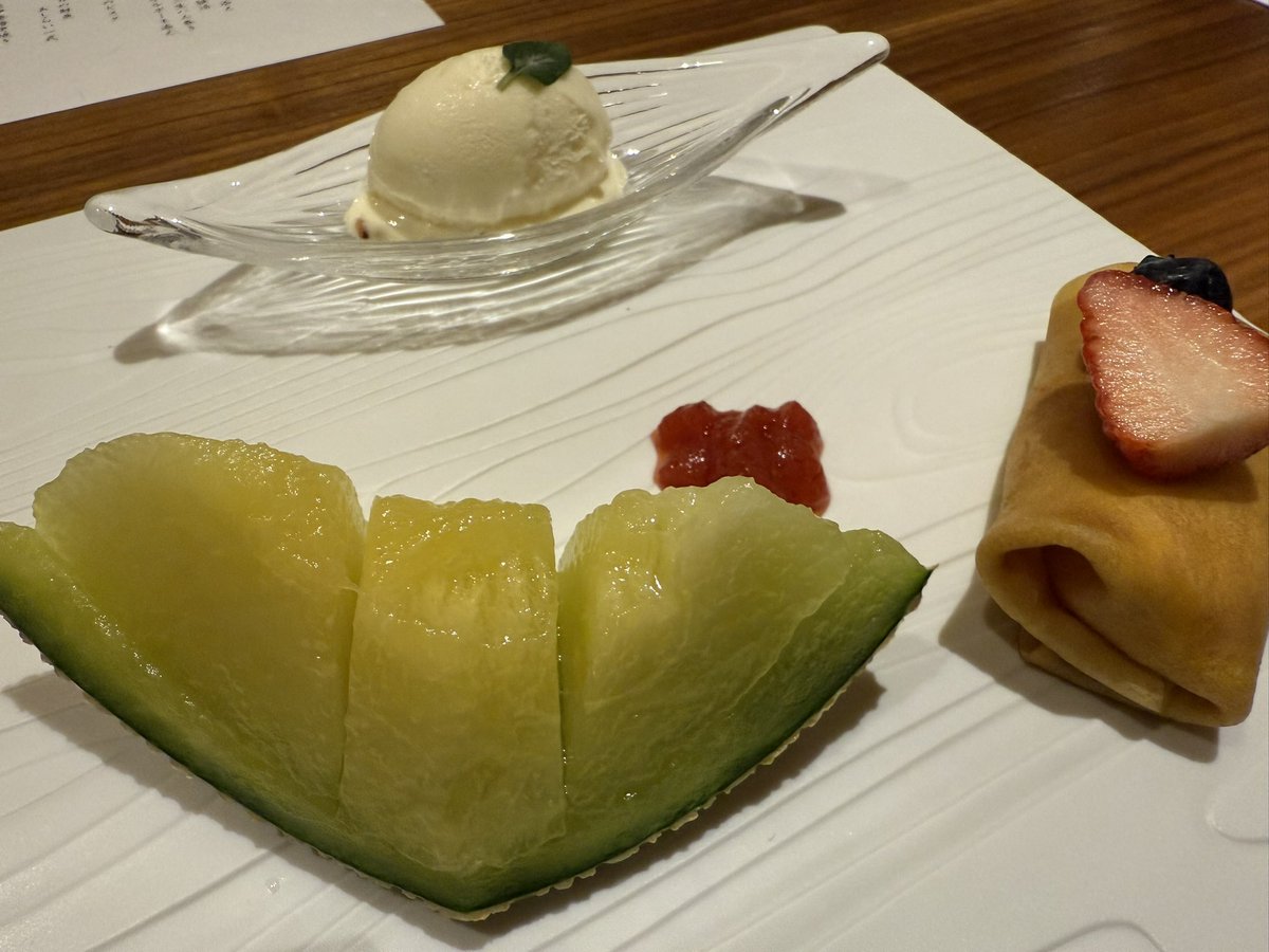 sandarunosuke's tweet image. この前いただいたエビのポタージュスープがいい匂いでなめらかでじわーっとしあわせが体に染み込んでいくような、なんというかすんごいおいしかった…🥰
スープでこんなにおいしい思いをして良いのかしらって頬をつねっていたら、エビ本体も立派でした✨️