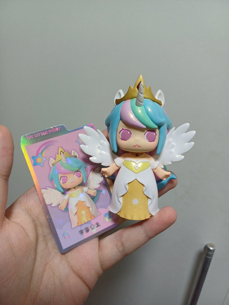Nossa última rodada de prontas entregas teve como item principal as Blind Boxes MLP Miniworld 💖 e nossa caixa teve a sorte de vir com o design secreto da Celestia! Qual sua pônei favorita?