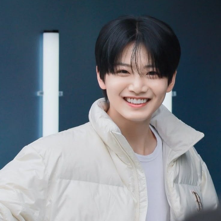 Run Away, Prince
#harukyu au

— A prince who ran away from his marriage, went to another country wanting to live a normal life, but he met a man far from normal. A man who punched him the moment they met.

“Alam kong gwapo ka, pero hindi excuse yun parang mang stalk ka!”