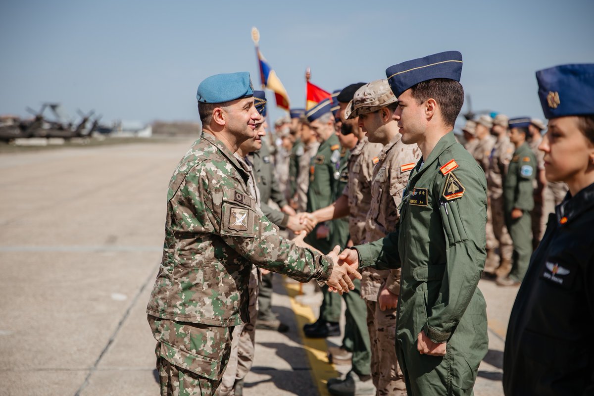 MApNRomania's tweet image. Ceremonia de încheiere a misiunii detașamentului Forțelor Aeriene și Spațiale Spaniole🇪🇸, sosit în luna noiembrie în România, a avut loc astăzi, 25 martie 2025, la Baza 57 Aeriană „Căpitan Aviator Constantin Cantacuzino”, de la Mihail Kogălniceanu🇷🇴.
facebook.com/ForteleAeriene…