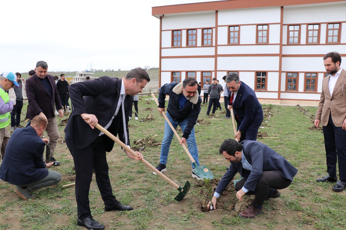 yalovamakineosb's tweet photo. 👷‍👩‍🔧Üreten Eller, Yeşeren Fidanlar! Yalova Makine OSB'de Şehit Sercan Yazar Mesleki ve Teknik Anadolu Lisesi öğrencileri ile geleceğe nefes olduk!🌳🌴

21-26 Mart Orman Haftası kapsamında Fidan Dikim Etkinliğinde OSB Yönetim Kurulu Başkanımız Direnç Özdemir, Yönetim Kurulu Başkan Vekilimiz Mehmet Kadri AKAR, Yalova İl Milli Eğitim Müdürü Halil İbrahim Akmeşe ve Yalova İl Sanayi ve Teknoloji Müdürü İlhan AYDIN  öğrencilerle birlikte fidan dikerek onlara destek oldular.

Gençlerimizin elleriyle yeşeren her fidan, #YeşilVatan'a armağan!
