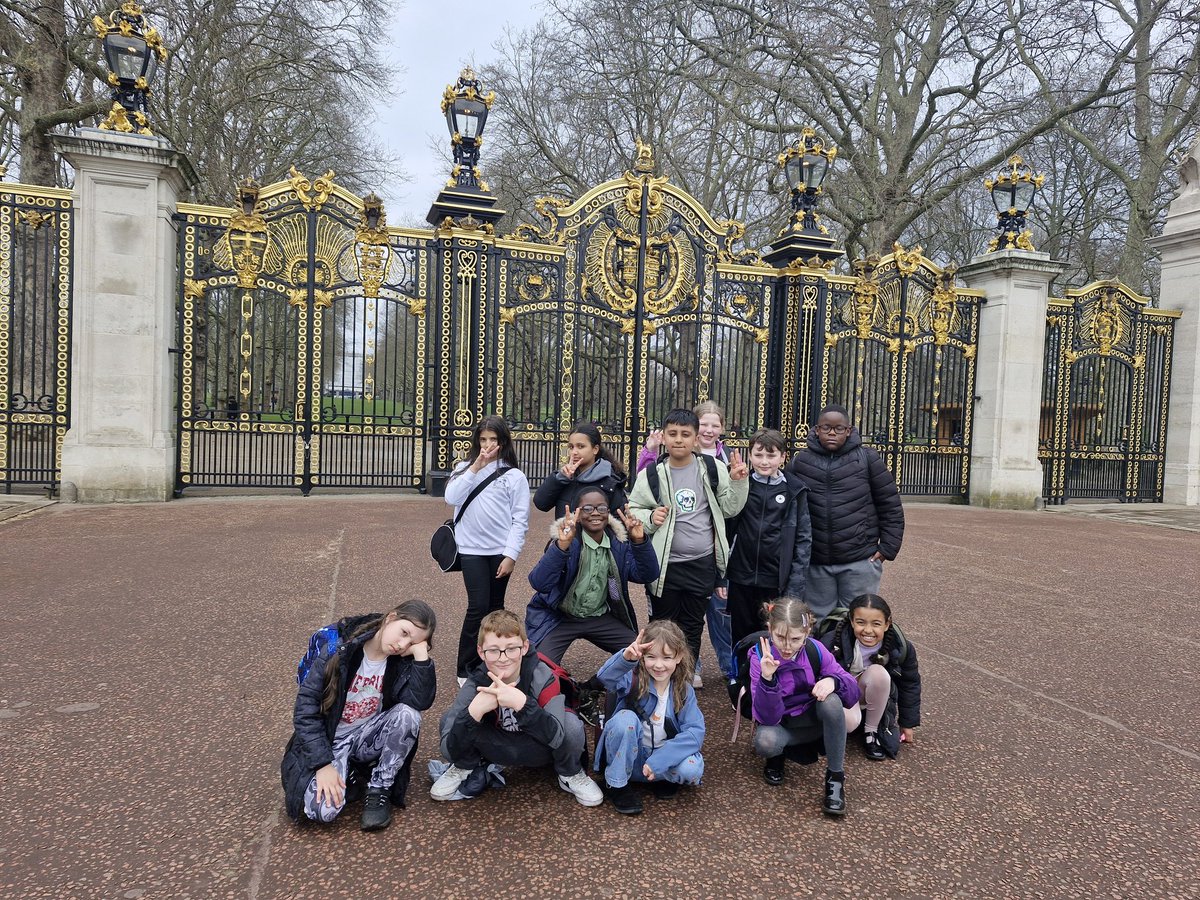 HBMrsBentley's tweet photo. Buckingham Palace....complete! @HartleyBrookPri https://t.co/IIDv6iFjoS