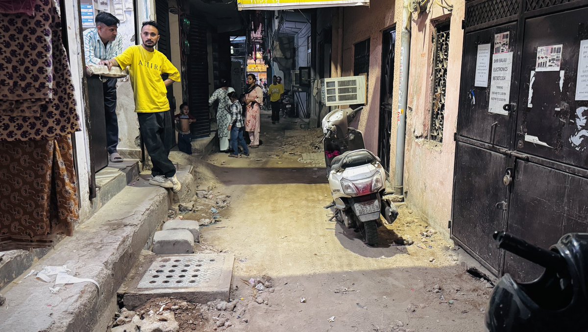 JarnailSinghAAP's tweet image. तिलक नगर में कायम है,काम की राजनीति..
गली नंबर 4, ओल्ड साहिबपुरा के निवासियों को सड़क के नव निर्माण पर हार्दिक शुभकामनाएं..
यह कार्य आपके टैक्स द्वारा एकत्रित विधायक निधि कोष से करवाया गया..

#devolopment #work #mlaforpublic #inaugration #arvindkejriwal 

@arvindkejriwal