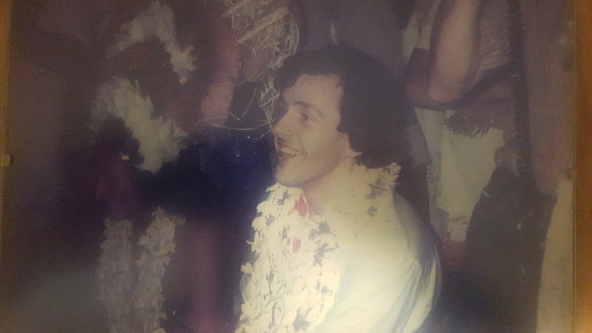 SamuelDuval15's tweet photo. @TousPoulidor Cette photo a été prise à Tahiti a l'occasion d'une alors qu'il jouait à Saint-Étienne il y a 40ans. Je veille sur elle, elle fait partie de moi. ouiiiii Michel https://t.co/Rweq4yAnHD
