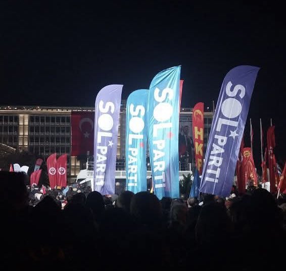 BirGun_Gazetesi's tweet photo. SOL Parti üyeleri Yağmur Gündoğan, Utku Özay, Ufuk Demirbilek ve Fatih Atlay tutuklandı!
https://t.co/GBeCrXwYKC https://t.co/c7ERY5Y0Fg
