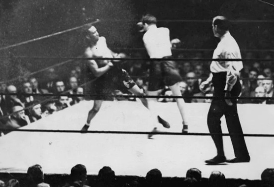 TheFightCity's tweet image. "Duck out of here and get under the ring!" It happened #OnThisDay, a world championship showdown in Chicago is interrupted by a violent riot. Check it out: thefightcity.com/fields-vs-thom… #Boxing #History #OTD From @JewishBoxing