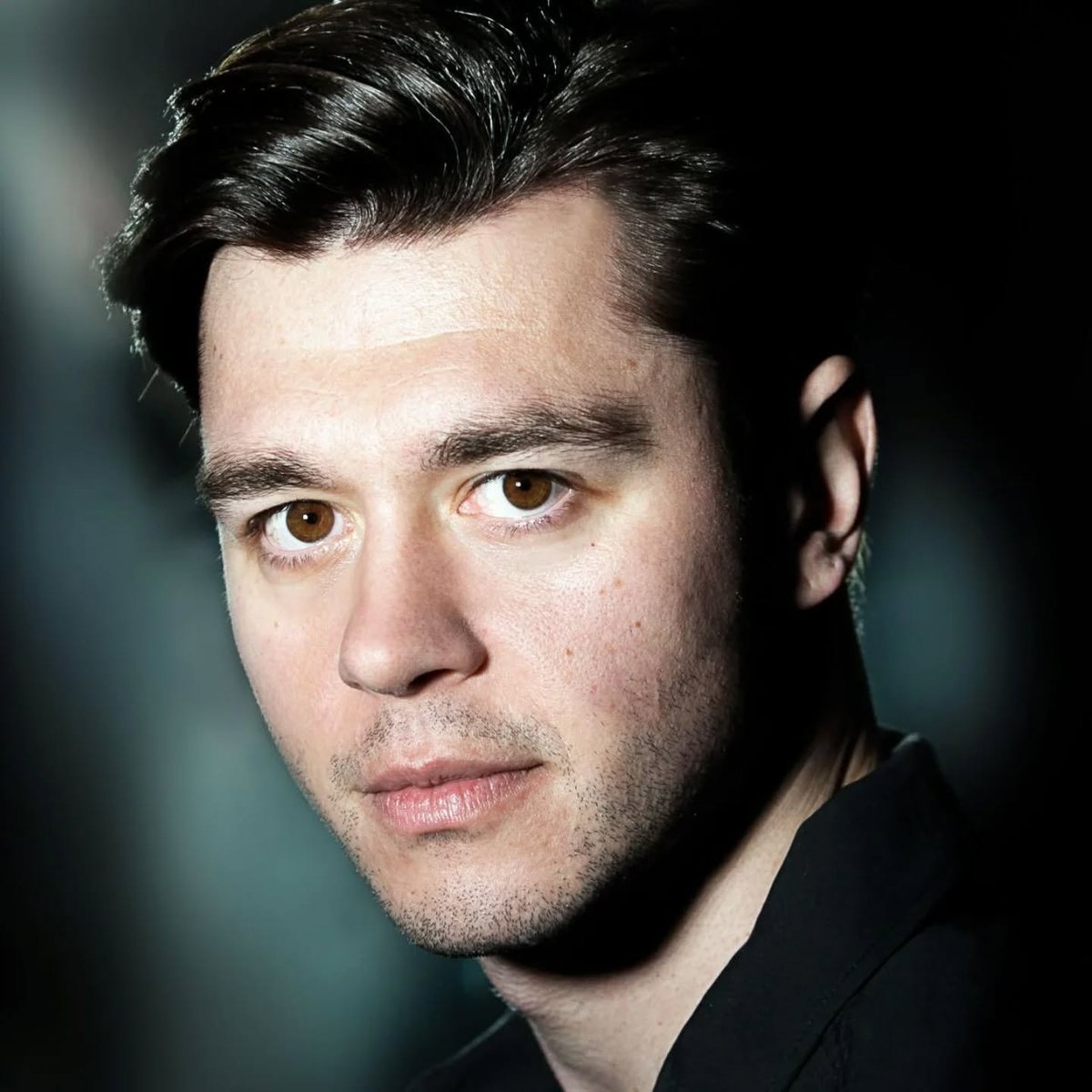 Thrilled to announce that we will be adapting the first chapter of #AStudyinScarlet into a short film!

#DanielJaguszHolley will take on the role of #SherlockHolmes, bringing his remarkable talent to this iconic character. Fully faithful to the source material and Doyle's vision