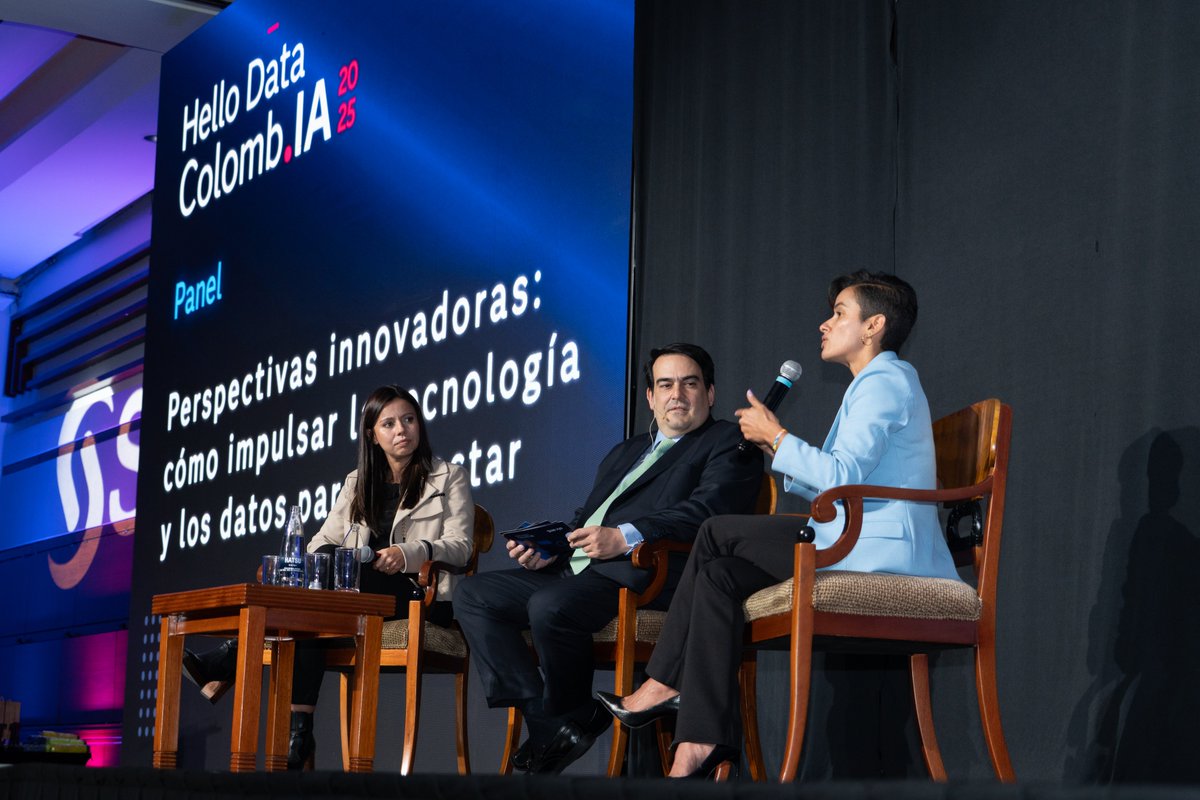 Sas_Colombia's tweet image. Mujeres líderes innovando en #HelloDataColombIA: Jennifer Suárez (@TelefonicaTech  y Ana María Orozco (@MicrosoftLatam) con @jhpelaez, debatieron rol de la mujer en #IA, retos de género en tech, impacto social con datos y estrategias de liderazgo.