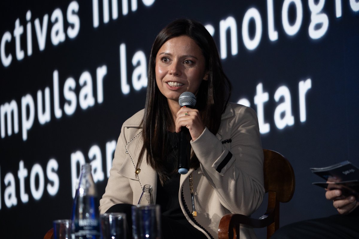 Sas_Colombia's tweet image. Mujeres líderes innovando en #HelloDataColombIA: Jennifer Suárez (@TelefonicaTech  y Ana María Orozco (@MicrosoftLatam) con @jhpelaez, debatieron rol de la mujer en #IA, retos de género en tech, impacto social con datos y estrategias de liderazgo.