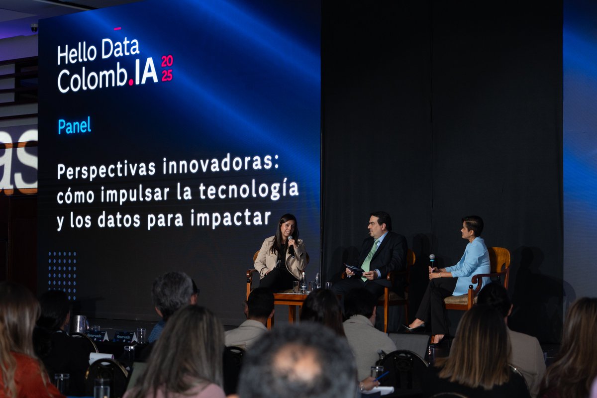 Sas_Colombia's tweet image. Mujeres líderes innovando en #HelloDataColombIA: Jennifer Suárez (@TelefonicaTech  y Ana María Orozco (@MicrosoftLatam) con @jhpelaez, debatieron rol de la mujer en #IA, retos de género en tech, impacto social con datos y estrategias de liderazgo.