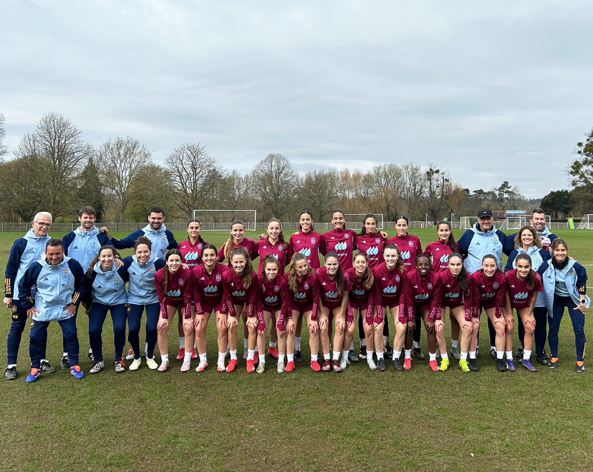 👋 ¡La <a href="/SEFutbolFem/">Selección Española Femenina de Fútbol</a> 𝗦𝘂𝗯-𝟭𝟱 nos saluda desde Inglaterra!

🏴󠁧󠁢󠁥󠁮󠁧󠁿🇪🇸 Mañana, a las 11:00, partido amistoso en Eton Collage.

#NuestraBase