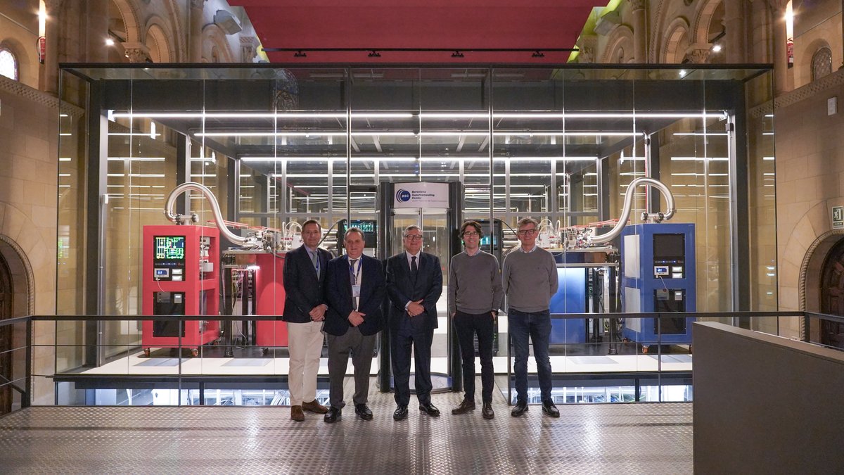 BSC_CNS's tweet photo. 🔘 Hoy hemos recibido la visita de José Manuel Durão Barroso @JMDBarroso, expresidente de la @EU_Commission 

💻 Ha mantenido una reunión con directores del centro para conocer los proyectos que estamos desarrollando y ha podido visitar nuestros ordenadores, #MareNostrum5 y el ordenador cuántico situado en capilla