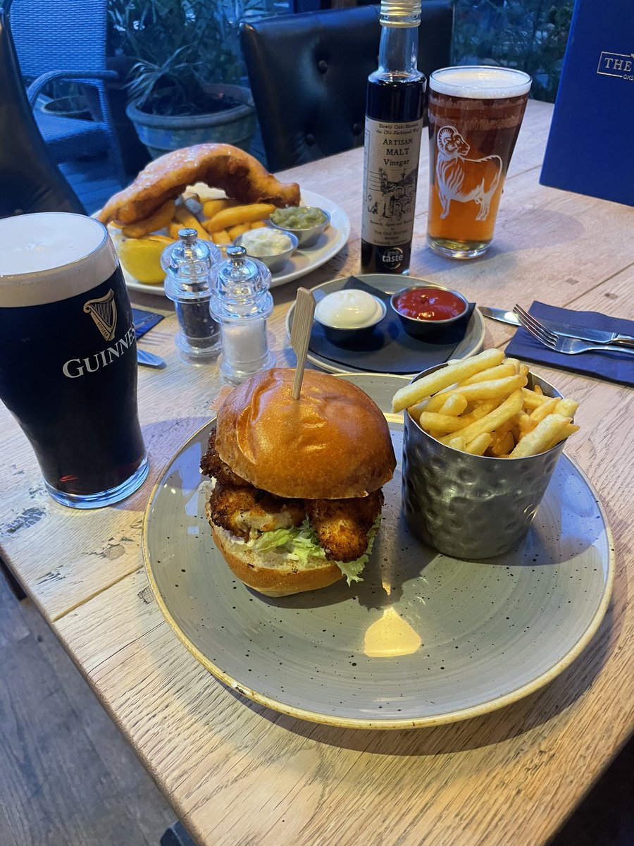 Our new Spring Menu is launching next week 🌸 Only a few more days left to be able to enjoy this mouth-watering Cornflake Chicken Burger 🤤 

#newmenu #chickenburger <a href="/YoungsPubs/">Young's Pubs</a> <a href="/caitlinspubs_/">caitlinspubs_</a>