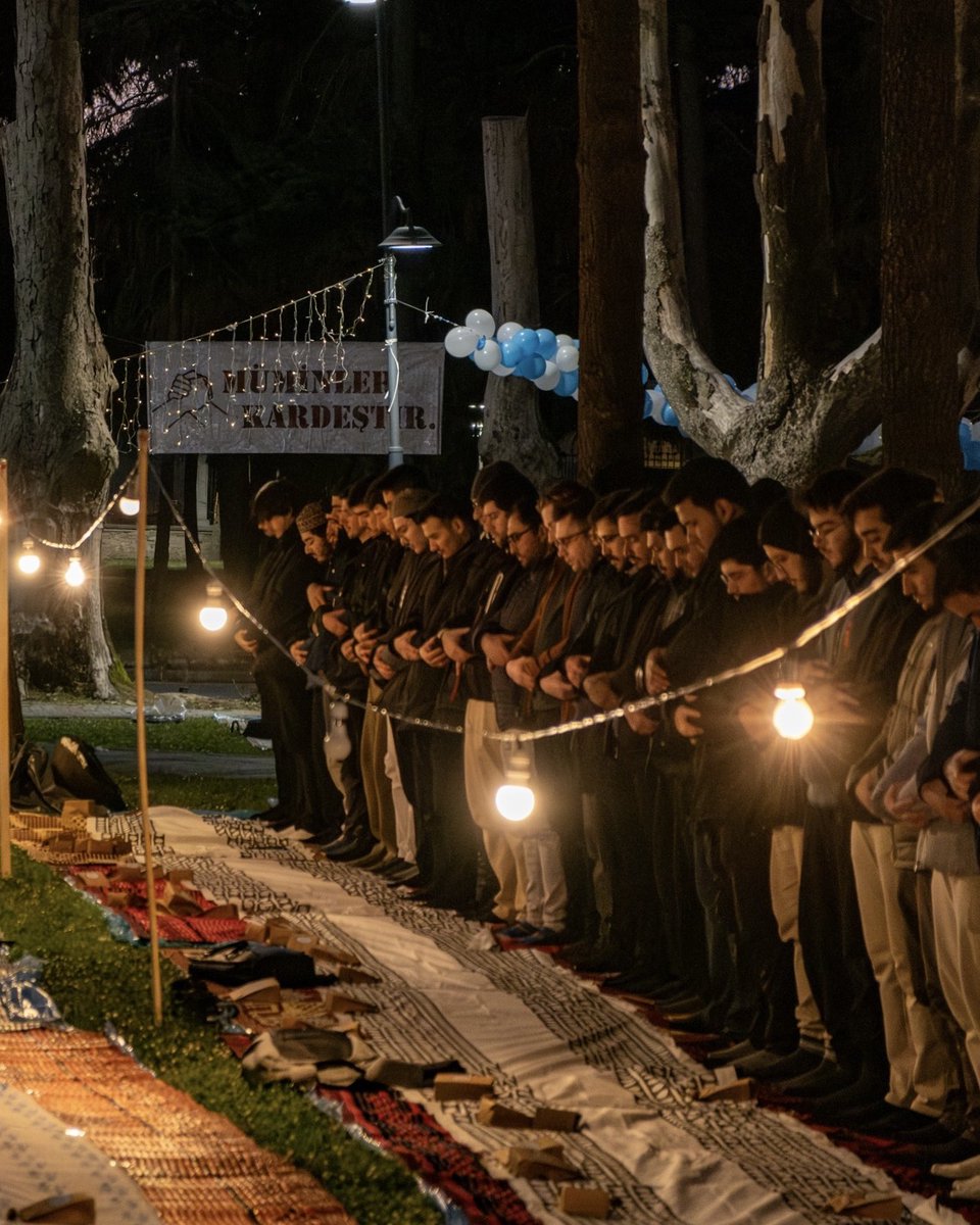 ramadanatuni's tweet photo. güllü bahçenin güllerden bir gül iftarı 21 mart günü gerçekleşti! istanbul üniversitesinin iftarları atmosferi açısından bizim en keyif aldığımız iftarlardan biri olabilir; bir tarafı süleymaniye’ye uzanan bahçesine bizi her seferinde muhabbetle davet eden, tüm sevimliliği ve içtenlikleriyle ağırlayan ekiplerini, içimize sıcaklık katan samimiyetlerini çok seviyoruz!

  istanbul üniversitesi iftarı demek bizim için “o akşam namazı” demek! onları her sene iftar sonrasında elimize ulaşan videolarında tekrar tekrar dinlediğimiz ve tadı damağımızda kalan kıraatiyle hatırladığımızı söyleyebiliriz. bunun yanında hazırladıkları ikramlıklar ve hediyeleriyle incelikleri bizi karşılıyor.

   bu güzel sofralarının ve birliklerinin daim olmasını diliyoruz. ✨ #iüiftarı @hareketveadalet