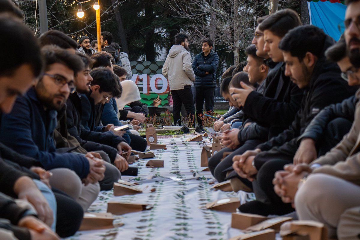 ramadanatuni's tweet photo. güllü bahçenin güllerden bir gül iftarı 21 mart günü gerçekleşti! istanbul üniversitesinin iftarları atmosferi açısından bizim en keyif aldığımız iftarlardan biri olabilir; bir tarafı süleymaniye’ye uzanan bahçesine bizi her seferinde muhabbetle davet eden, tüm sevimliliği ve içtenlikleriyle ağırlayan ekiplerini, içimize sıcaklık katan samimiyetlerini çok seviyoruz!

  istanbul üniversitesi iftarı demek bizim için “o akşam namazı” demek! onları her sene iftar sonrasında elimize ulaşan videolarında tekrar tekrar dinlediğimiz ve tadı damağımızda kalan kıraatiyle hatırladığımızı söyleyebiliriz. bunun yanında hazırladıkları ikramlıklar ve hediyeleriyle incelikleri bizi karşılıyor.

   bu güzel sofralarının ve birliklerinin daim olmasını diliyoruz. ✨ #iüiftarı @hareketveadalet