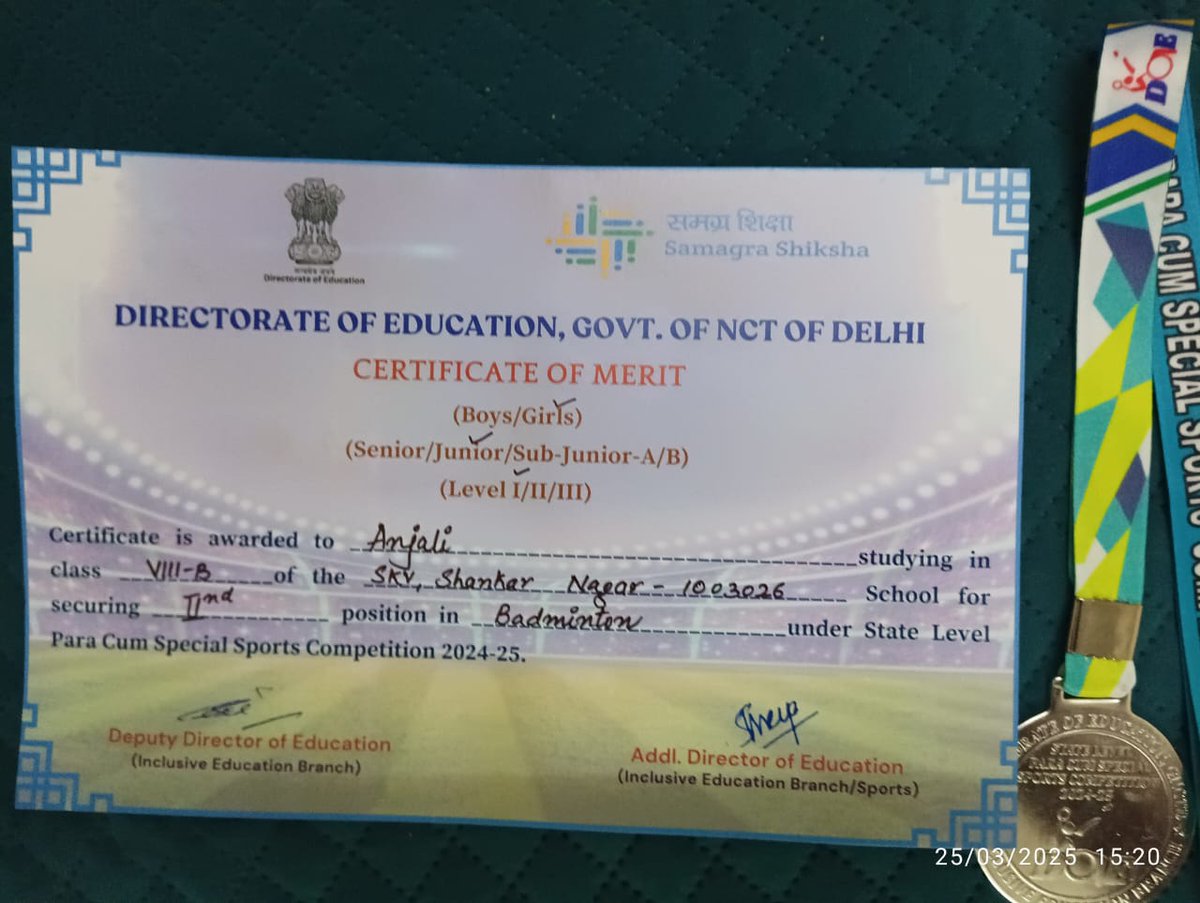 skv1003026's tweet image. &quot;Believe you can and you&apos;re halfway there.&quot; 
#ProudMoment
We&apos;re beaming with pride! Anjali,our student of cls 8 &amp;amp; a #childwithdisability won the silver medal &amp;amp; finished 2nd in the #statelevel ,Para cum special  #BadmintonCompetition
 junior category🥳
@Dir_Education
@LetsTalkEdun