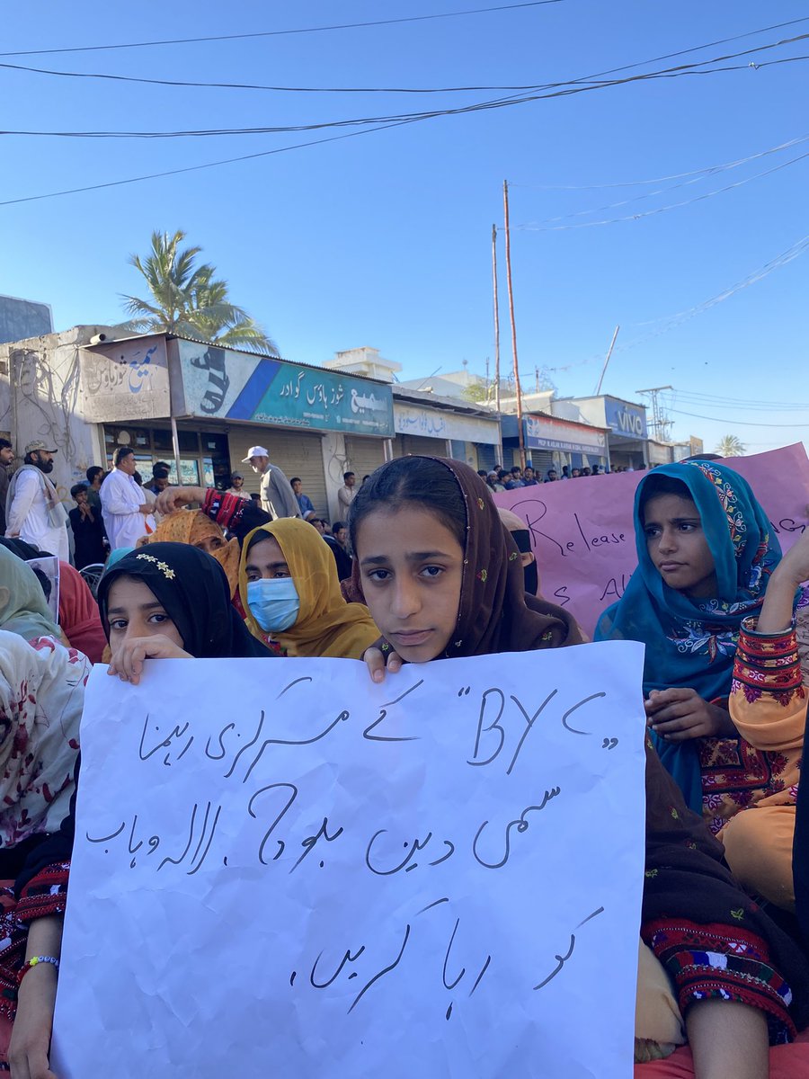 Rukhsanabalochh's tweet photo. Balochistan is rising against state brutality! 

📌 Gwadar 

The arbitrary detention of BYC leaders, Mahrang Baloch, Beebow Baloch, Sammi Deen Baloch, and others is a grave violation of human rights. Silencing activists will not erase their voices.

#NoToPakistansTyranny https://t.co/1uMl9VPoei