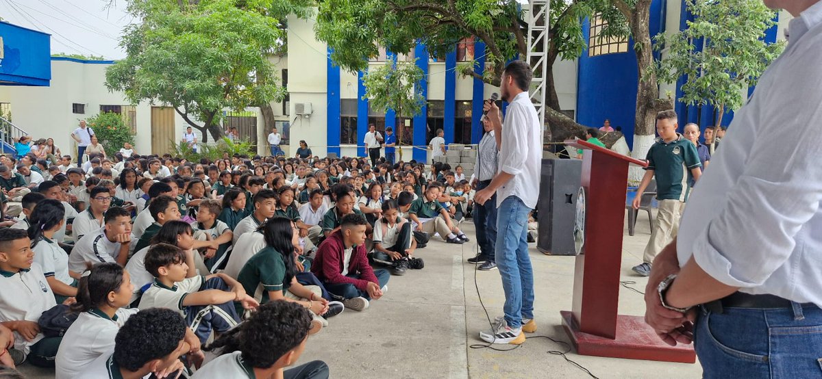 IvanBenitezCMJ's tweet photo. Junto a la oficina de juventud y la delegada de la registraduría visitamos la I.E Santa Rosa de Lima, dónde tuvimos un espacio para conversar con los estudiantes sobre las próximas elecciones a los consejos de juventud y la importancia de estos. Gracias por abrirnos este espacio! https://t.co/OmGkxb5ZYv
