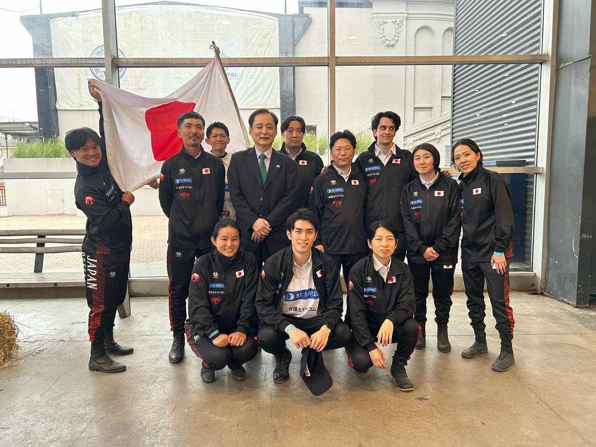 horseball2021's tweet photo. 在アルゼンチン日本大使館の
山内大使が会場のLa Ruralにお越しくださり、ご挨拶と会話させていただく機会を得ました!
大変光栄な経験をさせていただいております!
この後日本時間の朝4:00に日本対イタリアの試合がはじまります🙌
#ホースボール
#ホースボールワールドカップ2025 https://t.co/lAKQwWn0xy