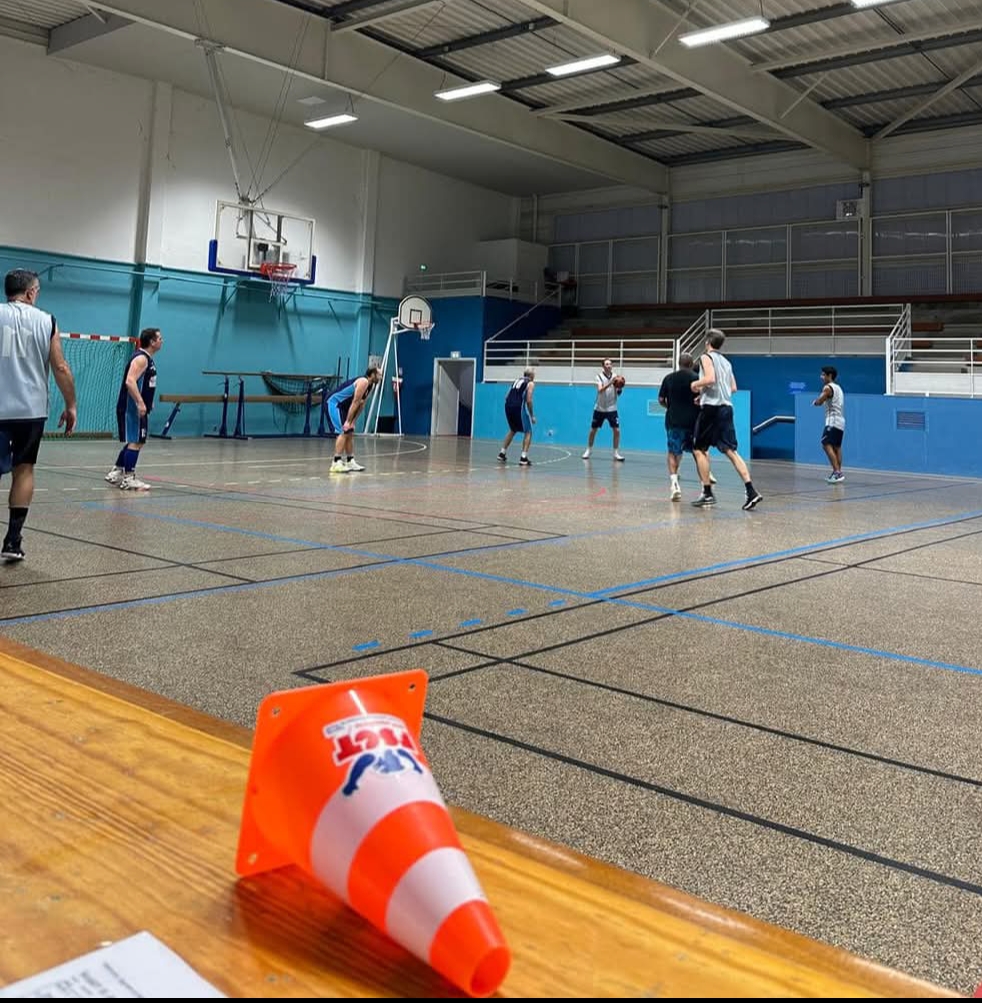 Il cono come freccia.
Il fondo grigio, lucido che riflette le luci ed è scivoloso solo a guardarlo.
Le linee del campo, tante.
Varie tonalità di azzurro.

Le palestre Minors, quadri senza titolo.
#sempreminors