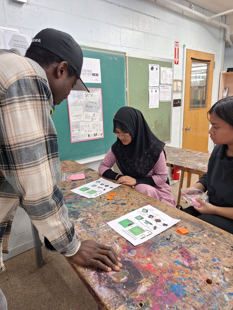Dalhousie Engineering students visiting grade 9's.@john_high <a href="/HRCE_NS/">Halifax Regional Centre for Education</a> @HRCEHealthPromo @HRCESchoolsPlus <a href="/madame_sheppard/">JShepps</a> <a href="/mkavogirl/">Ms. Kavanaugh</a> <a href="/MsMC_Kenna/">Christine McKenna</a> <a href="/MsMichelleG1/">Ms.Michelle-Dartmouth NS</a>