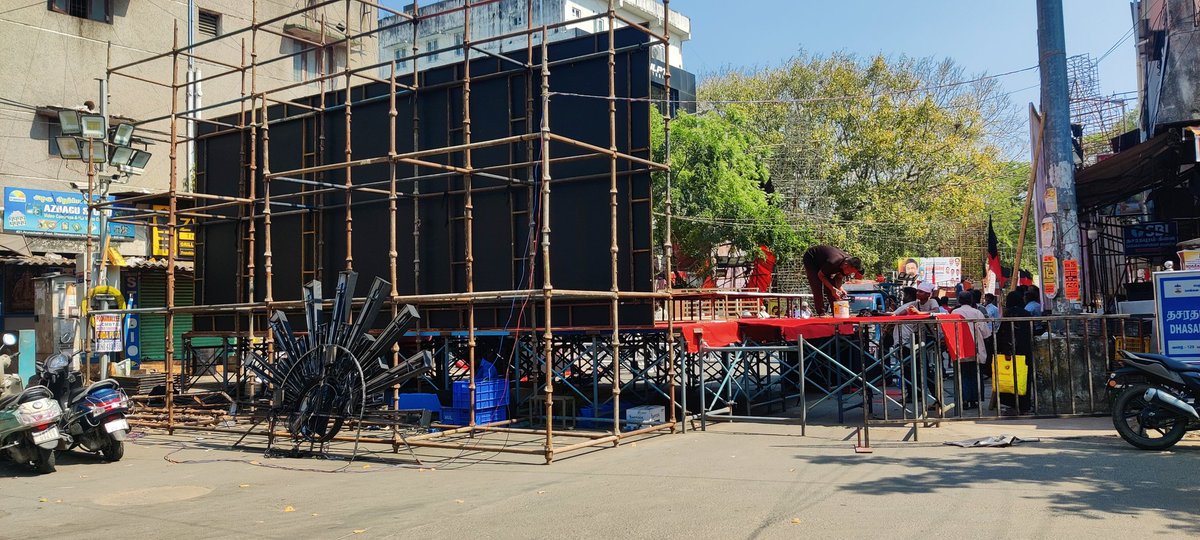 sathananth_s's tweet photo. What's this @mkstalin @Udhaystalin @chennaicorp @chennaipolice_ Blocking a main road &amp; having a birthday celebration of CM? It's the main road for commuting. People are suffering. Location - Arunachalam Road, Saligramam, Chennai @PTTVOnlineNews @ThanthiTV @news7tamil https://t.co/4yR8BoJVCn