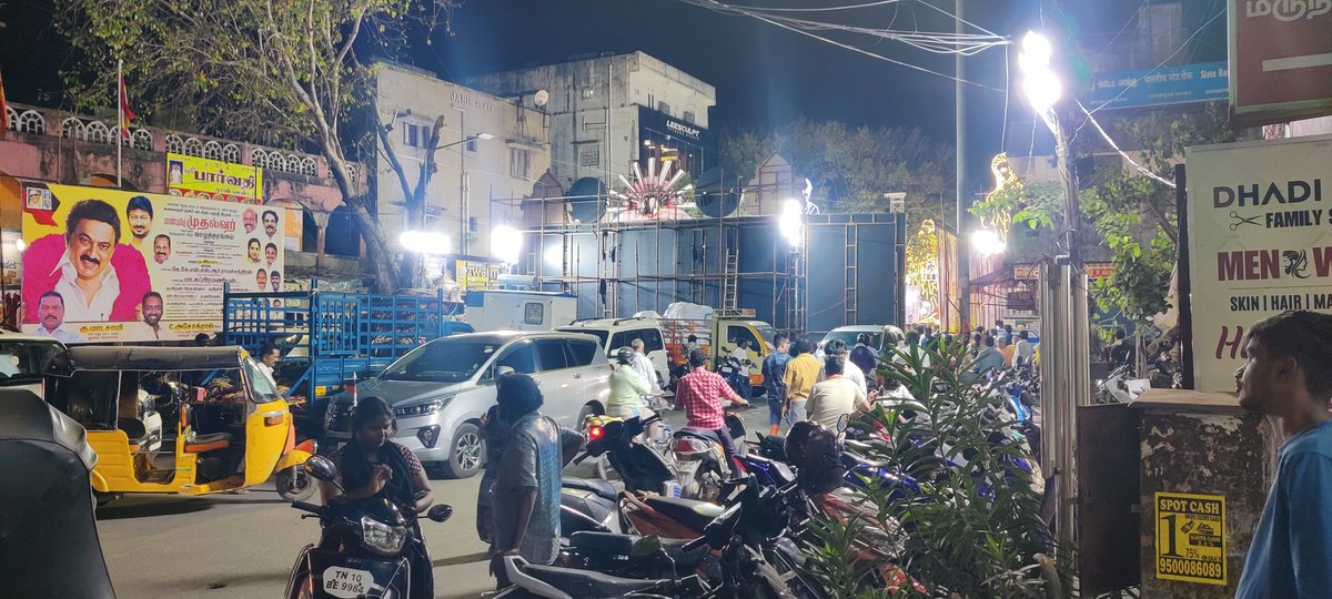 sathananth_s's tweet photo. What's this @mkstalin @Udhaystalin @chennaicorp @chennaipolice_ Blocking a main road &amp; having a birthday celebration of CM? It's the main road for commuting. People are suffering. Location - Arunachalam Road, Saligramam, Chennai @PTTVOnlineNews @ThanthiTV @news7tamil https://t.co/4yR8BoJVCn