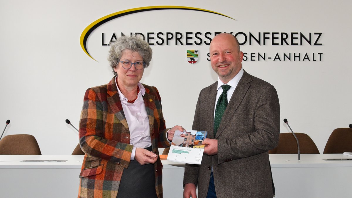 LT Sachsen-Anhalt (@landtag_lsa) on Twitter photo Der Landesbeauftragte zur Aufarbeitung der SED-Diktatur Johannes Beleites zeigte sich bei der Übergabe seines ersten Berichts erfreut darüber, dass man 2024 für die SED-Unrechtsbetroffenen viel habe erreichen können. VP <a href="/AnneKeding/">Anne-Marie Keding</a> nahm ihn entgegen.
Mehr: tinyurl.com/LzABericht2024 Der Landesbeauftragte zur Aufarbeitung der SED-Diktatur Johannes Beleites zeigte sich bei der Übergabe seines ersten Berichts erfreut darüber, dass man 2024 für die SED-Unrechtsbetroffenen viel habe erreichen können. VP <a href="/AnneKeding/">Anne-Marie Keding</a> nahm ihn entgegen.
Mehr: tinyurl.com/LzABericht2024