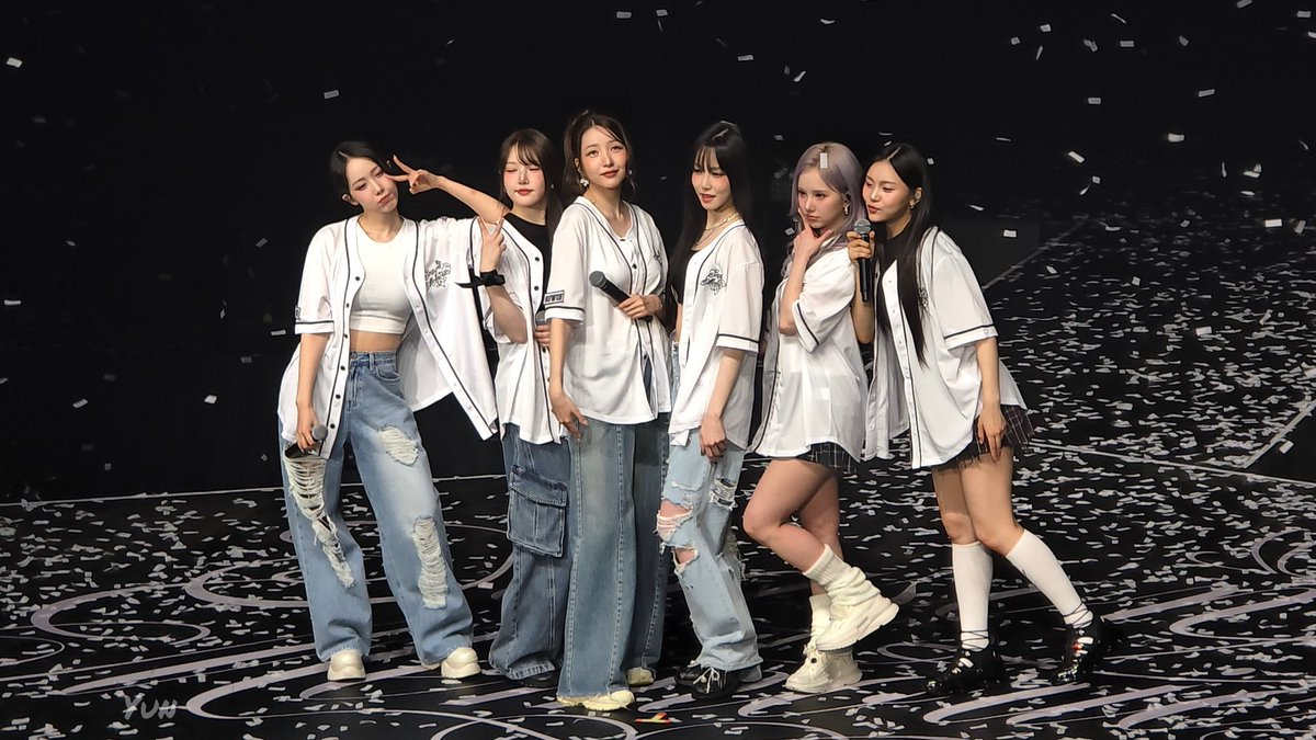 Jinyuan95's tweet photo. Concert tour is ending, superstar gfriend is ending
But OT6 lives on❤️ https://t.co/p69b5z3yME