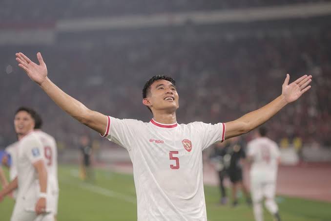 Alkatirii9's tweet photo. @idextratime @kapalapi_id This guy is next level player. Rizky ridho adalah contoh pemain murni Indonesia yg gak banyak omong, stay calm, ngikutin arahan pelatih, mau belajar, gak takut bersaing. ngebuktiin kalo pemain Indonesia sebenernya bisa jadi 'next level' kalo mereka mau belajar dan ngebuang ego. https://t.co/Y4hy4RzsS3