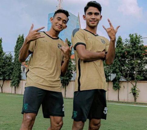 Masih dan terus takjub dg kompetisi internal Persebaya yg bisa melahirkan bakat seperti mereka berdua. Rizky Ridho begitu kokoh di pertahanan dan Marselino semakin dewasa di lini serang. Jangan lupa, Rizky Ridho masih 23 tahun dan Marselino malah baru 20 tahun.