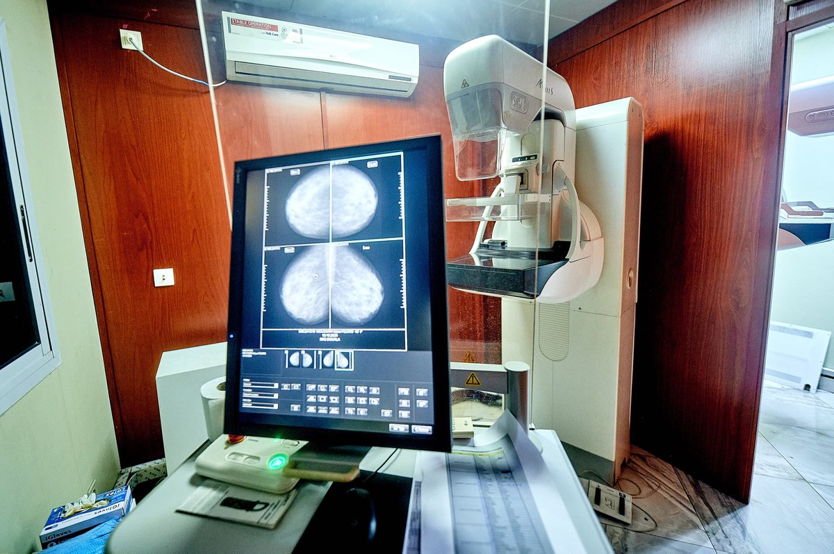 imic_interactiv's tweet photo. Beaucoup de femmes redoutent la mammographie. Pourtant, c’est un examen rapide, non douloureux, et essentiel pour votre santé.
Il permet de détecter le cancer du sein à un stade précoce, bien avant les symptômes. 🎗
#Mammographie #SantéFéminine #MarsRose #IMIC #Dépistage https://t.co/fTndPVfs8D