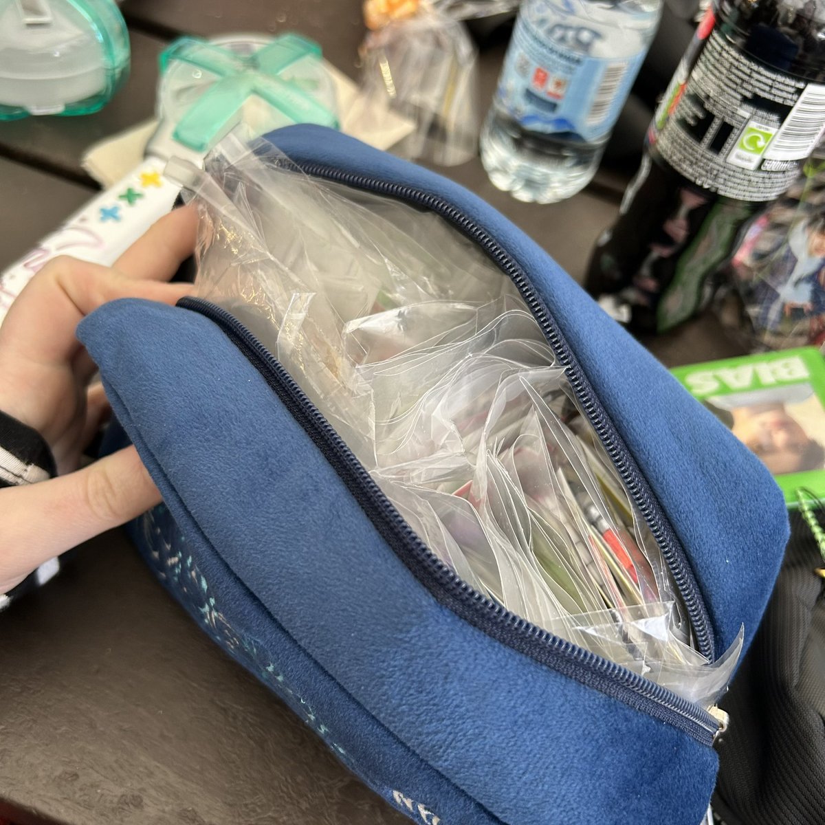 fayetiiny's tweet photo. If anyone wants freebz we’re sat in the O2 by Kitchen Pizzeria 💚 
Beomgyu is the most popular so far 👀 #ACT_PROMISE_EP2_LONDON https://t.co/r3RwpQ649x