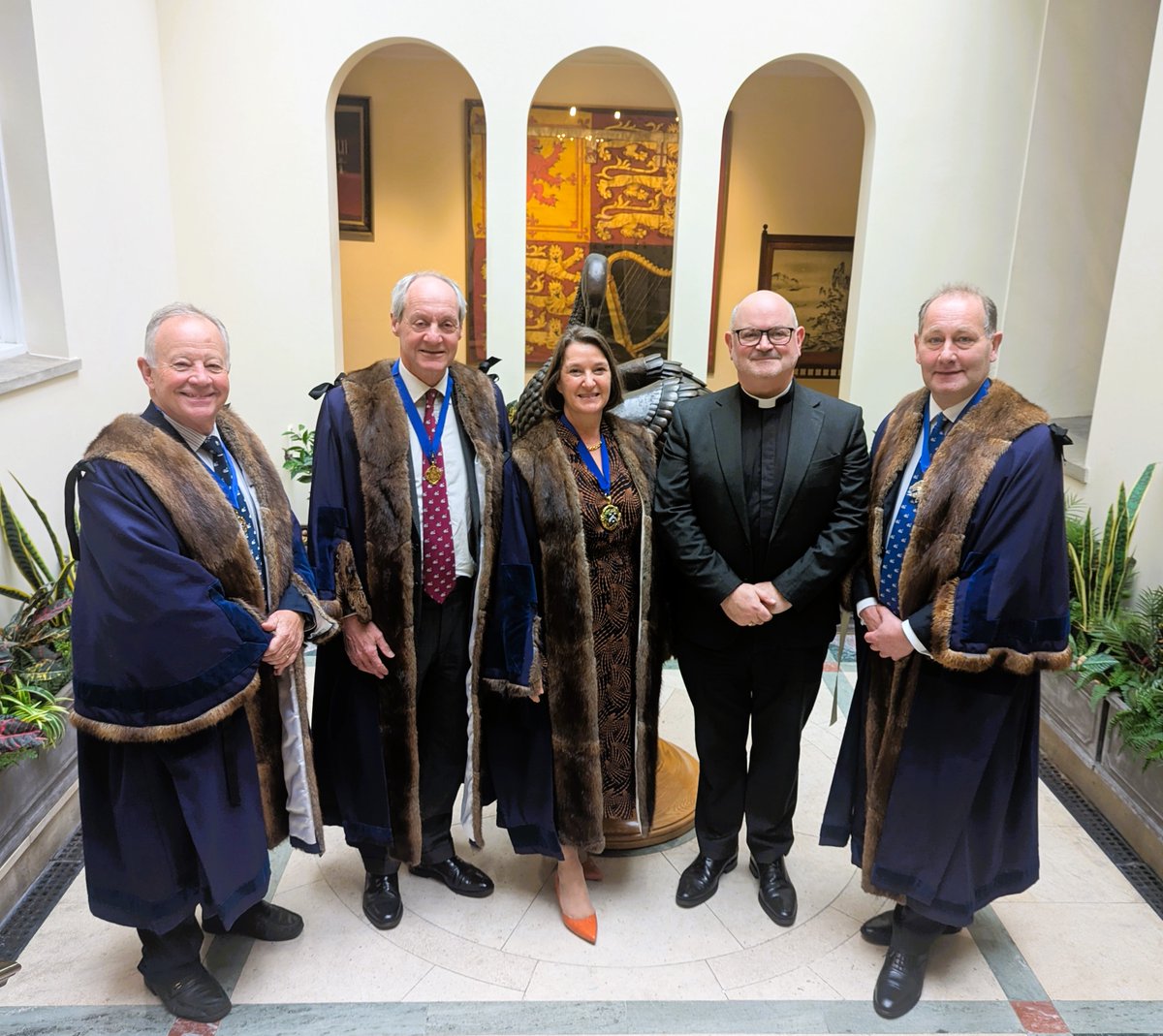 The Vintners Company (@vintnerscompany) on Twitter photo Congratulations to <a href="/DeanSouthwark/">Mark Oakley</a> for becoming a Freeman of <a href="/VintnersCompany/">The Vintners Company</a> today. Mark - we are thrilled that in addition to all your current titles, you can now also call yourself a Vintner! Congratulations to <a href="/DeanSouthwark/">Mark Oakley</a> for becoming a Freeman of <a href="/VintnersCompany/">The Vintners Company</a> today. Mark - we are thrilled that in addition to all your current titles, you can now also call yourself a Vintner!